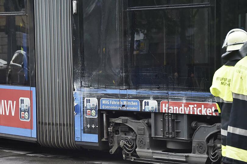 Die Bahn musste mit einem Kran der Feuerwehr angehoben und ins Gleis zurück gehievt werden.
