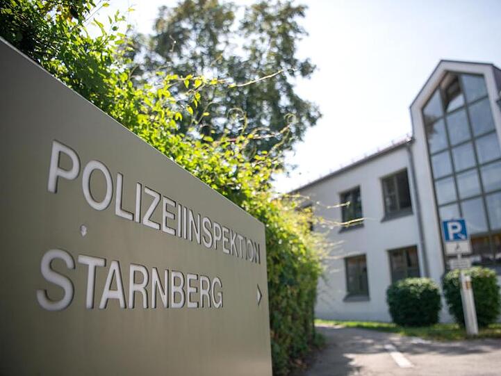 EIn Schild weist auf die Polizeiinspektion Starnberg hin. Foto: Sina Schuldt/Archivbild