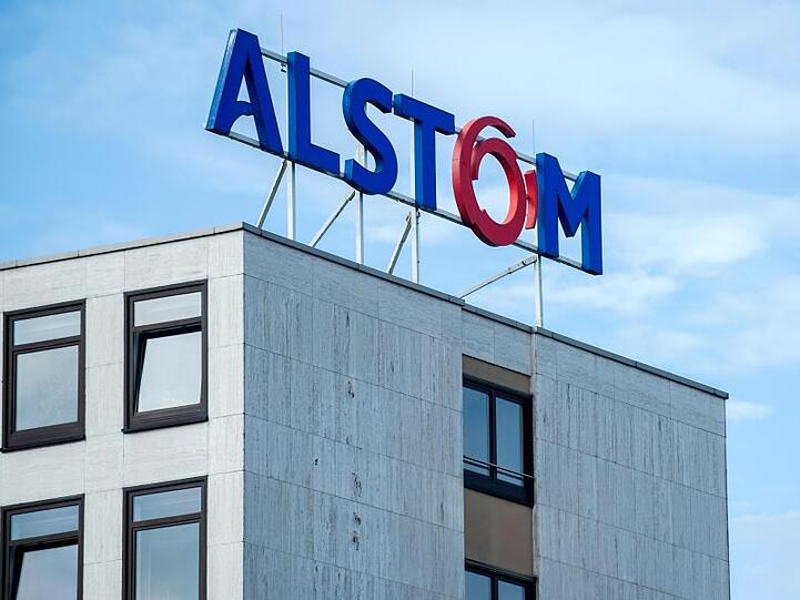 Das Logo von Alstom auf einem Gebäude. Foto: Hauke-Christian Dittrich/Archiv