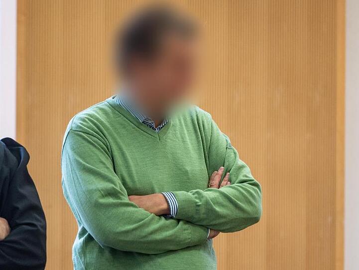 Der frühere Geschäftsführer der niederbayerischen Firma Bayern-Ei steht im Landgericht. Foto: Armin Weigel/dpa/Archivbild