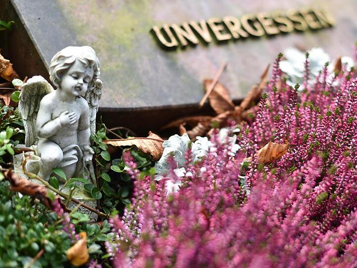 Ein Trauerengel auf dem Hauptfriedhof in Frankfurt am Main. Bei den Friedshofsgebühren gibt es große Unterschiede.