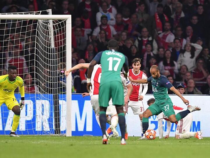 Mit seinem zweiten Treffer bringt Lucas Moura (r) Tottenham wieder zurück ins Spiel.