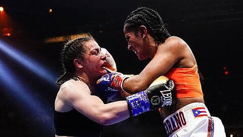 Historische und blutige Box-Nacht: Katie Taylor (l.) verteidigt ihre WM-Titel im Madison Square Garden gegen Amanda Serrano.