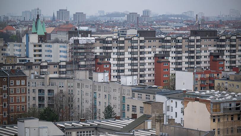 Wohnen in begehrten Gegenden kann ins Geld gehen. Zumindest heftige Preisspr&uuml;nge soll die Mietpreisbremse verhindern. (Archivbild)
