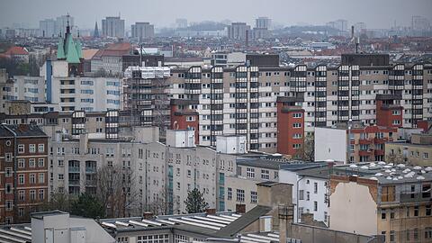 Wohnen in begehrten Gegenden kann ins Geld gehen. Zumindest heftige Preisspr&uuml;nge soll die Mietpreisbremse verhindern. (Archivbild)