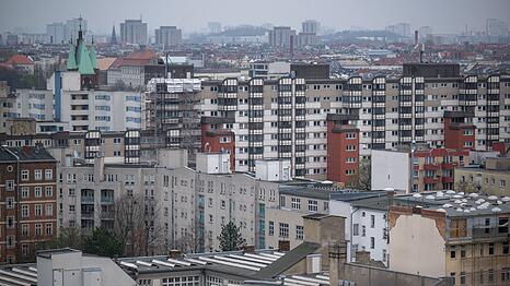 Wohnen in begehrten Gegenden kann ins Geld gehen. Zumindest heftige Preisspr&uuml;nge soll die Mietpreisbremse verhindern. (Archivbild)