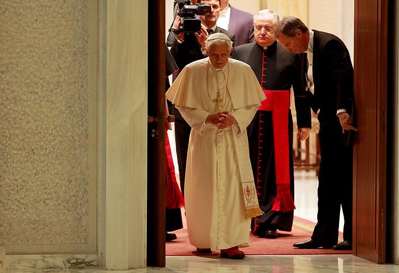 Die ersten Bilder nach der Rücktrittserklärung: Papst Benedikt XVI. (l.) kommt am Mittwoch (13.02.13) in die Audienzhalle Paolo VI im Vatikan zu seiner voraussichtlich letzten Generalaudienz.