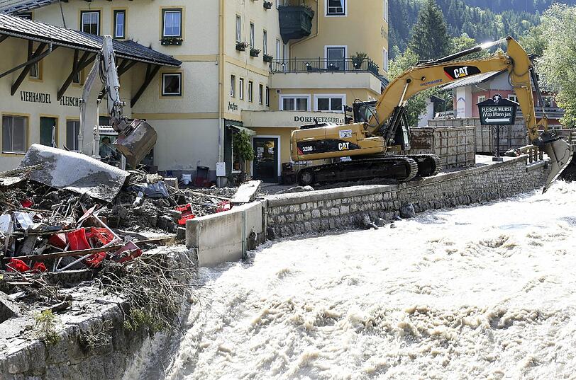 Im österreichischen Huttau kämpfen Helfer gegen den Schlamm.
