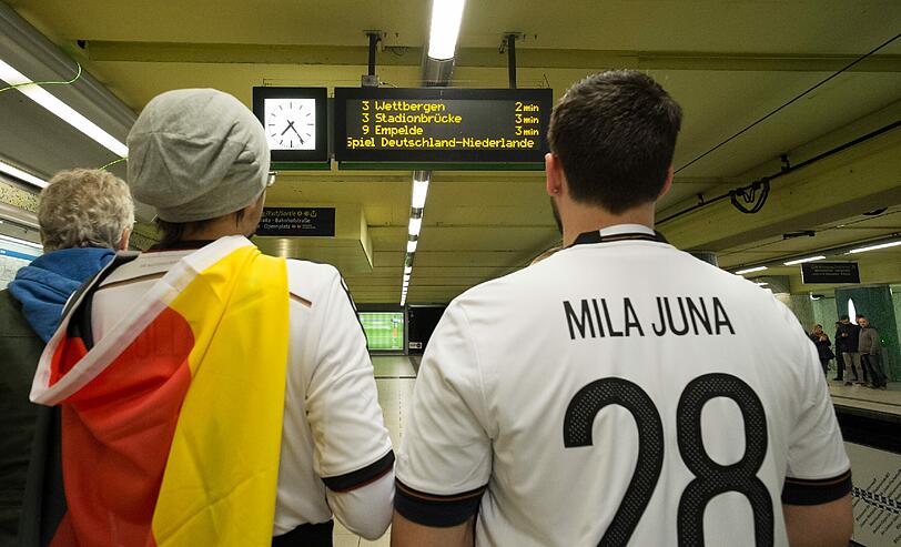 Das Fußball-Länderspiel in Hannover zwischen Deutschland und den Niederlanden ist am Dienstagabend abgesagt worden. Es bestand die Gefahr eines Sprengstoff-Anschlags. "Wir haben konkrete Hinweise gehabt, dass jemand im Stadion einen Sprengsatz zünden wollte", sagte Hannovers Polizeipräsident Volker Kluwe. Die Bilder...