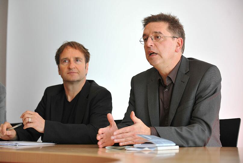Die beiden Komponisten Daniel Ott (l) und Manos Tsangaris wurden als die neue künstlerische Leitung der "Münchener Biennale - Internationales Festival für neues Musiktheater" vorgestellt.