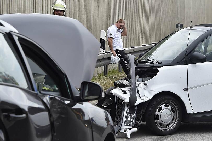 Schwerer Unfall auf der A94: Ein Mercedes-Sportwagen schoss einen Renault ab. Die Bilder von der Unfallstelle!