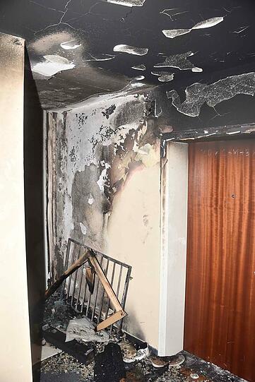 Brandstiftung im Mehrfamilienhaus: Im Treppenhaus stand ein Sofa in Flammen.