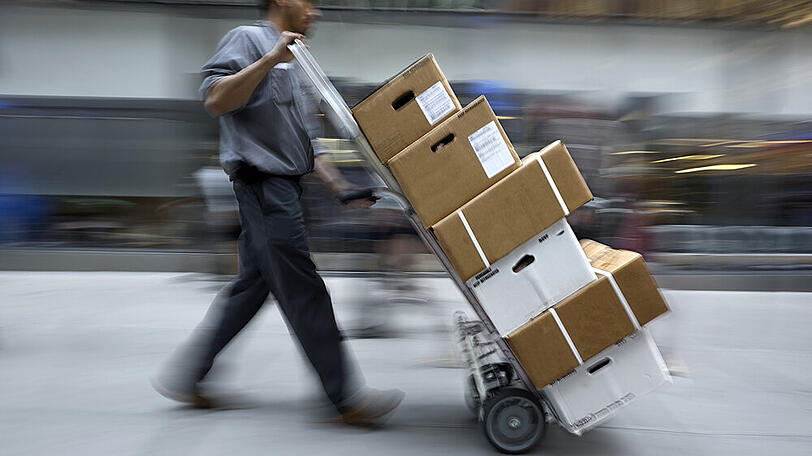 Lagerarbeiter und Paketzusteller dürften in den kommenden Wochen gehörig im Stress sein