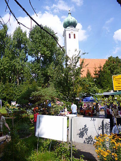 Beim Ramersdorfer Hofmarkt gleich gegenüber der Kirche gibt es viel zu sehen - und zu schmecken.