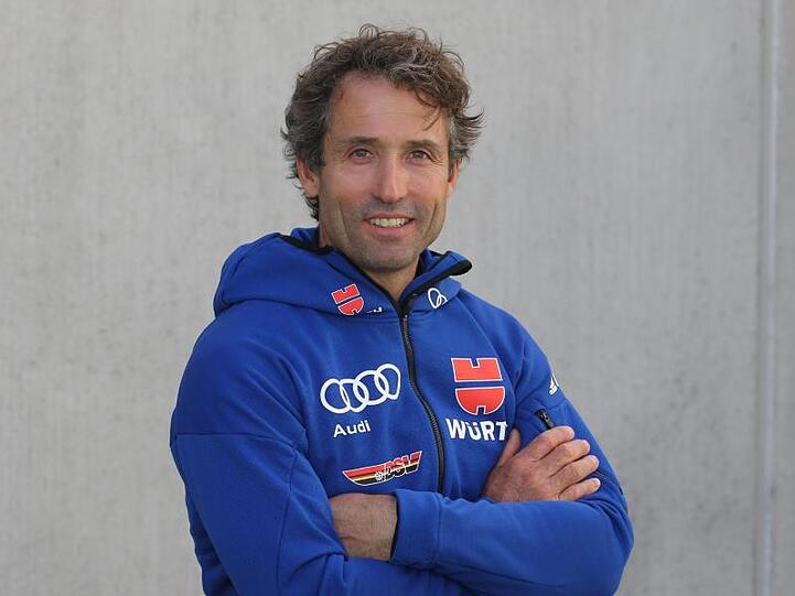 Peter Schlickenrieder steht vor einer Skischule. Foto: Karl-Josef Hildenbrand/dpa/Archivbild