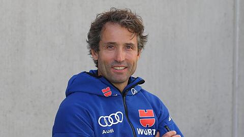 Peter Schlickenrieder steht vor einer Skischule. Foto: Karl-Josef Hildenbrand/dpa/Archivbild