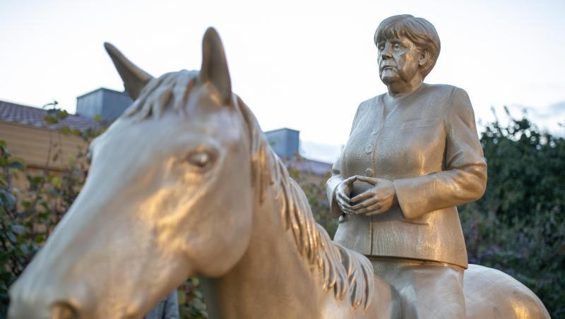 Ein Reiterstandbild von Noch-Bundeskanzlerin Angela Merkel nach der Enthüllung.