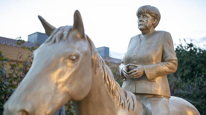 Ein Reiterstandbild von Noch-Bundeskanzlerin Angela Merkel nach der Enthüllung.