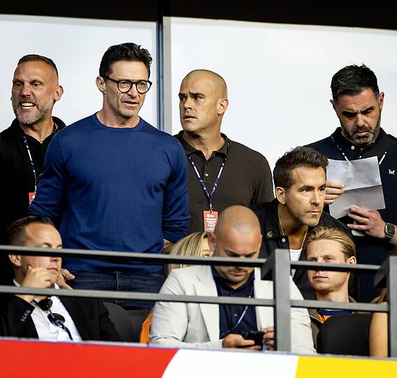 Hollywood goes EM: Hugh Jackman and Ryan Reynolds besuchten ein Spiel der Europameisterschaft in Berlin. Die beiden Schauspieler waren eigentlich auf Promotour unterwegs.