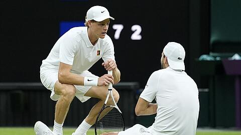 Jannik Sinner (l) kümmert sich um Grigor Dimitrow.