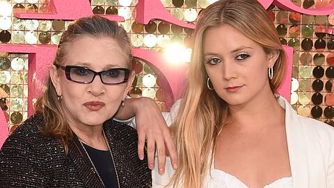Billie Lourd (r.) erinnert an ihre verstorbene Mutter Carrie Fisher.