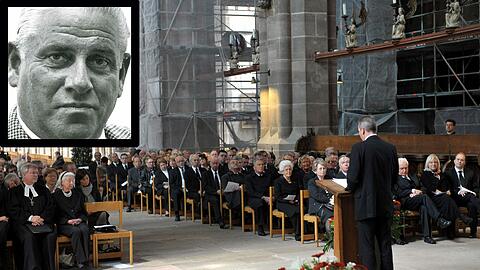OB Ulrich Maly würdigt in der Lorenzkirche Andreas Urschlechter (kleines Foto), vorne links die Witwe des Ehrenbürgers.