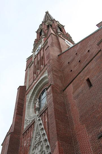 Die Mariahilfkirche, das Wahrzeichen der Au. Aus ihrem 97 Meter hohen Turm erklingt ab 1. Mai das Carillon.
