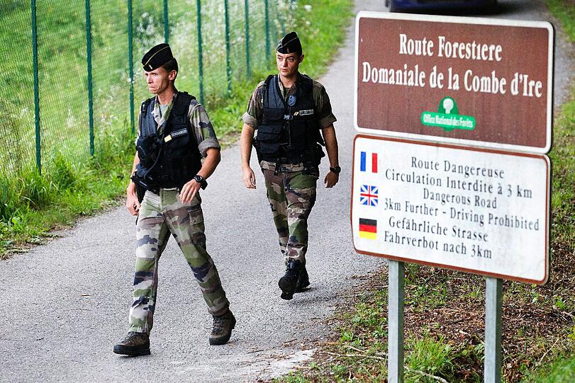 Die Polizei im französischen Annecy rätselt weiter über das Motiv für das Blutbad an der Familie.