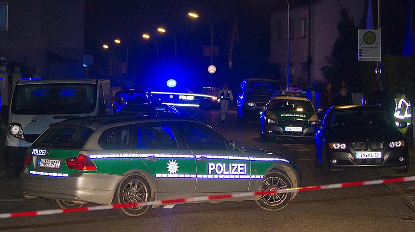 Polizisten stehen Sonntagabend in der Klein-Salvatorstrasse im Ortsteil Ringsee in Ingolstadt am Tatort, wo ein 43-jähriger Mann einen 48-Jährigen erschossen hat. Anschließend fuhr er zum Polizeipräsidium und tötete sich selbst.