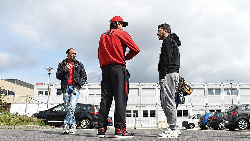 Syrische Flüchtlinge stehen vor einer Flüchtlingsunterkunft in Hofheim. Syrische Flüchtlinge stehen vor einer Flüchtlingsunterkunft in Hofheim.