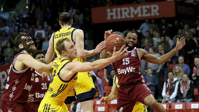 Finales Duell um die Basketball-Krone: Bayern mit Redding (r.) und Barthel (l.) trifft auf Alba Berlin um Sikma.