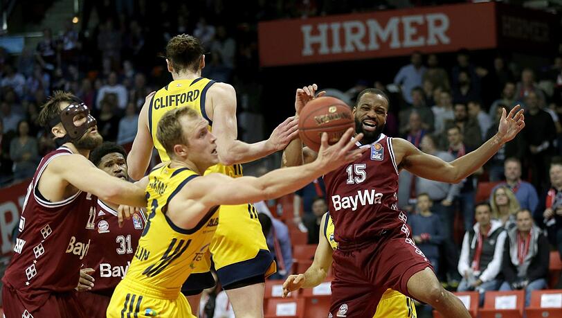 Finales Duell um die Basketball-Krone: Bayern mit Redding (r.) und Barthel (l.) trifft auf Alba Berlin um Sikma. Finales Duell um die Basketball-Krone: Bayern mit Redding (r.) und Barthel (l.) trifft auf Alba Berlin um Sikma.