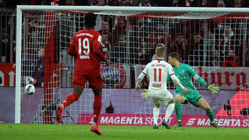 Timo Werner vergibt gegen Bayern-Keeper Manuel Neuer kurz vor Schluss die Chance zum 1:0 und den Sieg für RB Leipzig. Links Alphonso Davies.