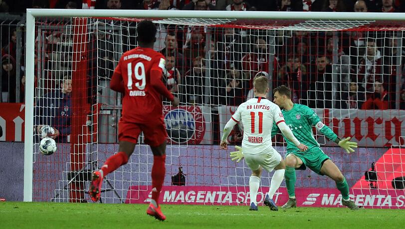 Timo Werner vergibt gegen Bayern-Keeper Manuel Neuer kurz vor Schluss die Chance zum 1:0 und den Sieg für RB Leipzig. Links Alphonso Davies. Timo Werner vergibt gegen Bayern-Keeper Manuel Neuer kurz vor Schluss die Chance zum 1:0 und den Sieg für RB Leipzig. Links Alphonso Davies.