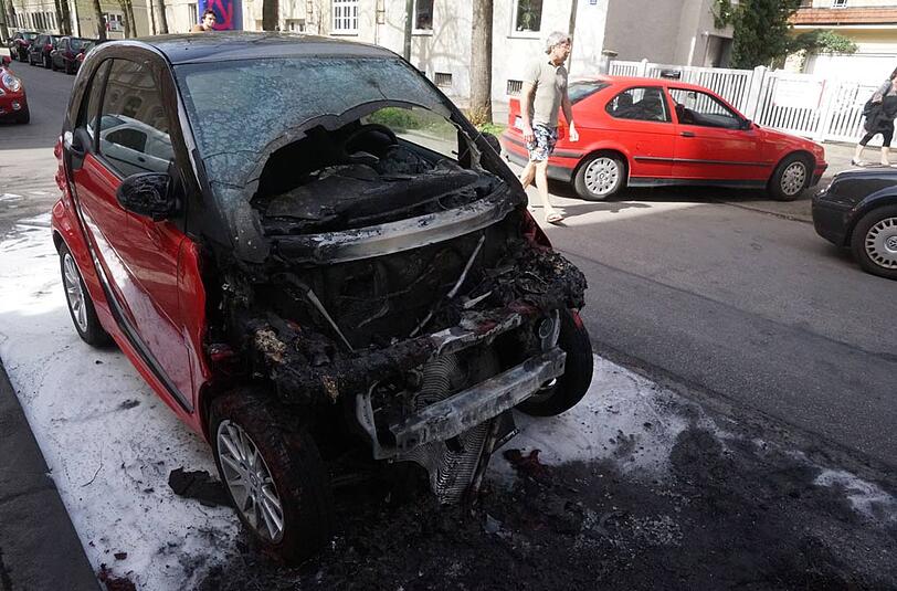 Was vom Feuer übrig blieb: In Neuhausen brannten drei Autos vollkommen aus.