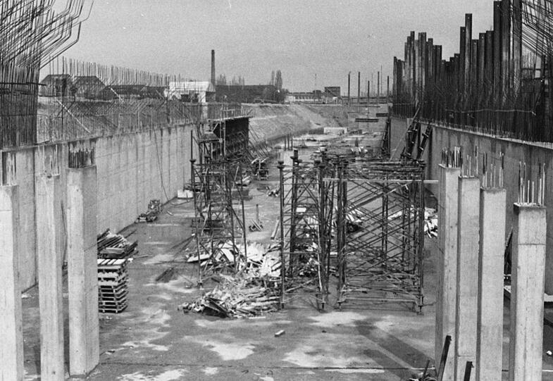 Der (noch nicht erkennbare) U-Bahnhof Olympiazentrum der Linie U3 im April 1969.