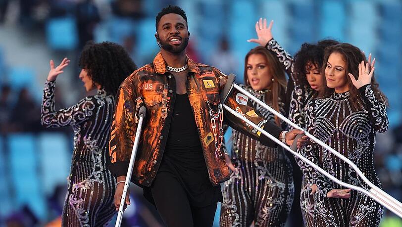Von seinem lädierten Fuß lässt sich Jason Derulo nicht aufhalten.