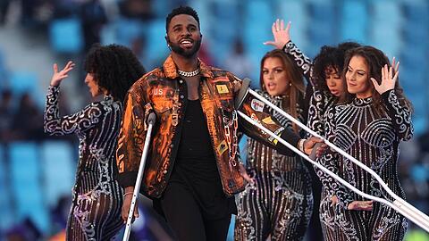Von seinem lädierten Fuß lässt sich Jason Derulo nicht aufhalten.