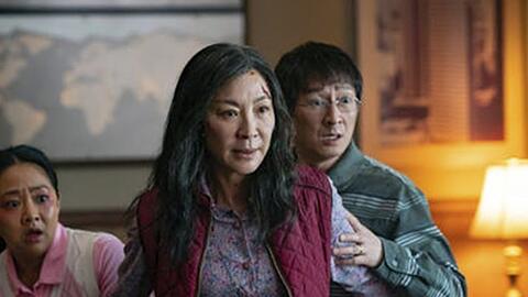 Michelle Yeoh und Ke Huy Quan in "Everything Everywhere All at Once".