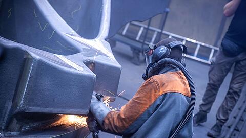 Ein Mitarbeiter arbeitet in einer Eisengießerei. Die Erzeugerpreise gewerblicher Produkte sind im Juli im Vergleich zum Vorjahresmonat deutlich gesunken.