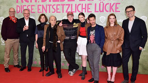 Simon Verhoeven mit Cast und Produktionsteam von "Ach, diese Lücke, diese entsetzliche Lücke". Simon Verhoeven mit Cast und Produktionsteam von "Ach, diese Lücke, diese entsetzliche Lücke".