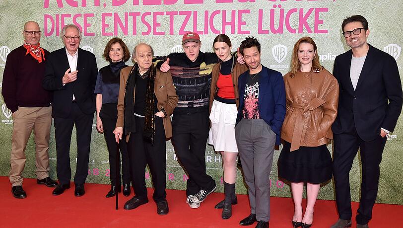 Simon Verhoeven mit Cast und Produktionsteam von "Ach, diese L&uuml;cke, diese entsetzliche L&uuml;cke".