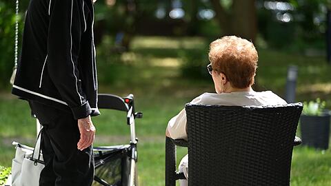 Hohe Temperaturen k&ouml;nnen gerade f&uuml;r &auml;ltere und pflegebed&uuml;rftige Menschen schnell lebensgef&auml;hrlich werden.