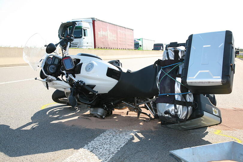 Schwerer Motorradunfall auf der A94 Richtung München: Ein 48-jähriger Motorradfahrer kommt ins Schleudern und stürzt. Er verletzt sich so schwer, dass er noch vor Ort stirbt.