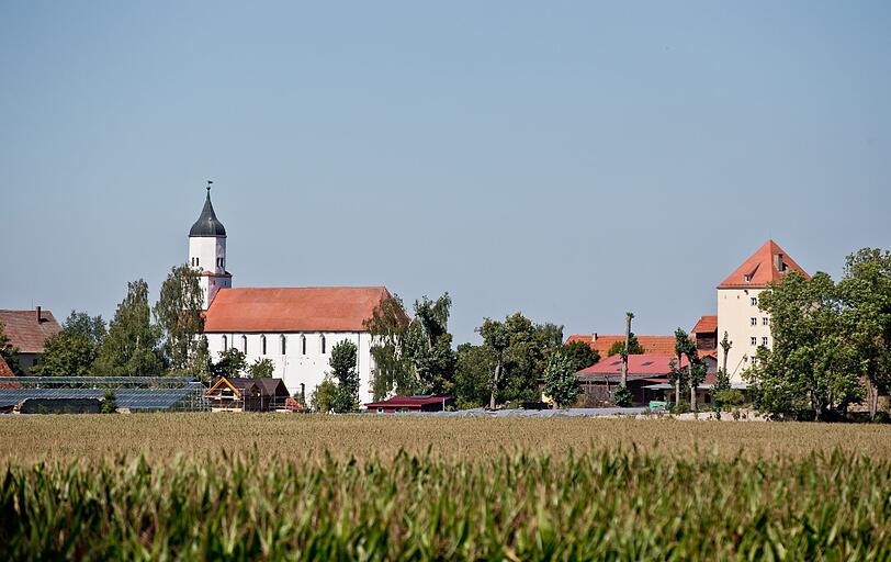 Die Kirche in Klosterzimmern bei Deiningen (Bayern) im Nördlinger Ries. Dort lebt die Glaubensgemeinschaft der «Zwölf Stämme».  Die Polizei hat fast 30 Kinder aus der umstrittenen Glaubensgemeinschaft «Zwölf Stämme» in dem Ort geholt.