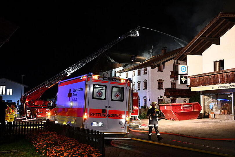 Die Polizei schätzt den entstandenen Sachschaden auf rund 650.000 Euro. Hier die Bilder vom Feuerwehreinsatz in Chieming.