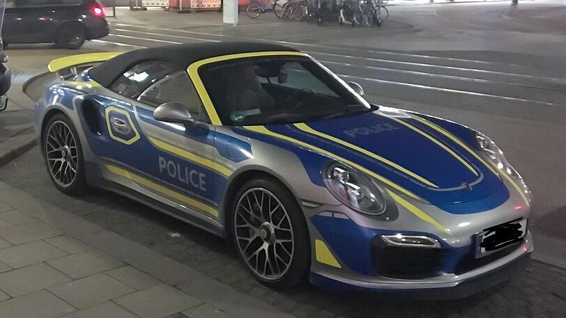 Ein Porsche mit der Beschriftung "Police"sorgt in München für Gesprächsstoff.