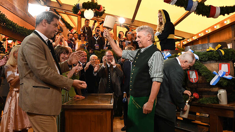 O'zapft is! Oberbürgermeister Dieter Reiter (r.) hat erneut zwei Schläge gebraucht. Die erste Wiesn-Maß gibt's traditionsgemäß Ministerpräsident Markus Söder.