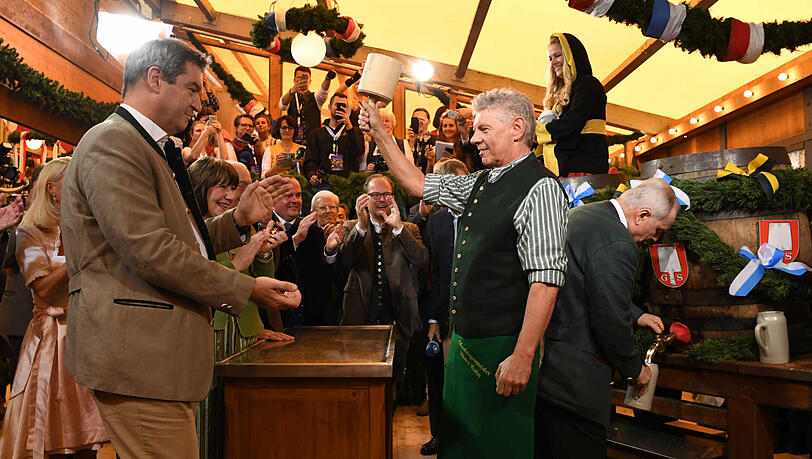O'zapft is! Oberbürgermeister Dieter Reiter (r.) hat erneut zwei Schläge gebraucht. Die erste Wiesn-Maß gibt's traditionsgemäß Ministerpräsident Markus Söder. O'zapft is! Oberbürgermeister Dieter Reiter (r.) hat erneut zwei Schläge gebraucht. Die erste Wiesn-Maß gibt's traditionsgemäß Ministerpräsident Markus Söder.