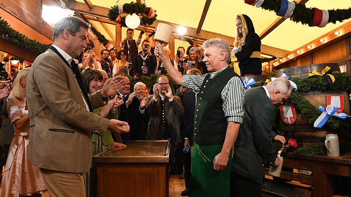 O'zapft is! Oberbürgermeister Dieter Reiter (r.) und Bayerns Ministerpräsident Markus Söder bei der letzten Wiesn im Jahr 2019.